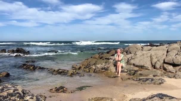 Denizde Kısa Elbiseli Yetişkin Bir Kadın Kadın Figürlü Yetişkin Bir — Stok video