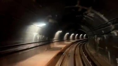 Vancouver hava yolu tünelinde bir yolculuğun hızlandırılmış videosu. Tünel uzun ve yanıp sönüyor. Tüm çatallar görünür. Yüksek kalite 4k görüntü