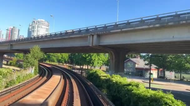 Trenin Camından Ateş Ediyor Köprülerin Altından Geçiyor Binanın Tüm Demiryolunun — Stok video