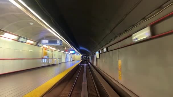 Skytrain Vancouver Canada Burrard Adında Bir Istasyona Varır Görünürde Kimse — Stok video