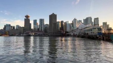 Deniz otobüsünün penceresinden Vancouver Canada 'ya giden deniz otobüsünün görüntüsü ve Kanada' nın uzak köşesinden beyaz yelkenlilerin ve diğer büyük cam binaların nasıl görülebildiğini görüyoruz. Çak bakalım.