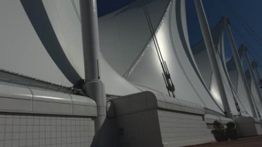 Kanada Meydanı. Binanın parlak beyaz yelkenleri videoda görülüyor. Biraz çelişkili ama çok güzel Kanada Vancouver 07.2022