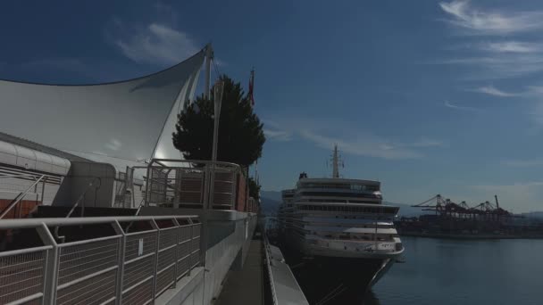 Canada Place Buildings White Sails Stands Huge Ship Queen Elizabeth — Vídeos de Stock