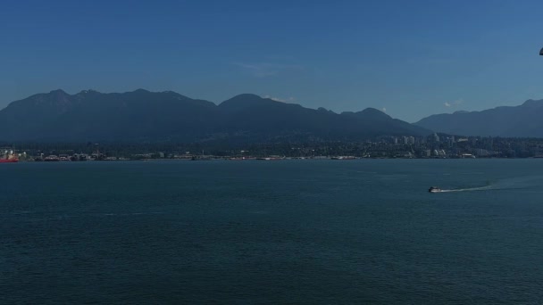 Góry Ocean Spokojny Wybrzeżu Vancouver Mała Łódź Lub Łódź Płynie — Wideo stockowe
