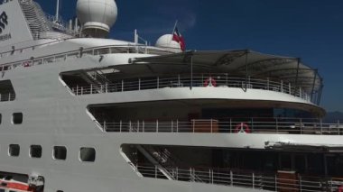 Vancouver Canada Silversea White büyük gemisi Vancouver Canada Place 07.2022 'de duruyor. Yüksek kalite 4k görüntü