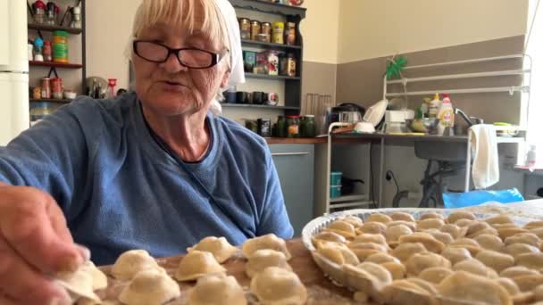 Eine Freundliche Großmutter Blauer Bluse Und Weißem Schal Kocht Kuchen — Stockvideo