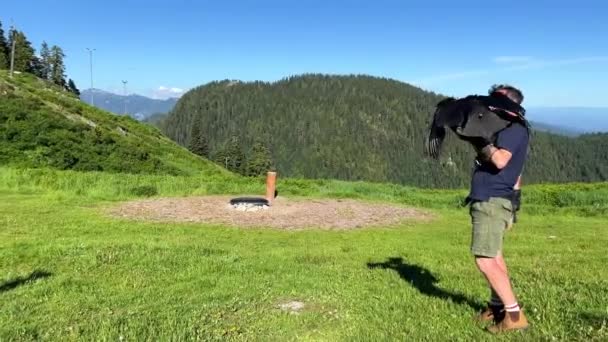 Černý Sup Pták Trénink Člověkem Horách Kanada Tetřívek Horský Resort — Stock video