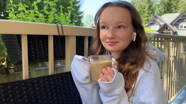 Дівчина Підліток Сірому Светрі Тягне Рукави Руки Тримає Чашку Прозорої — стокове відео