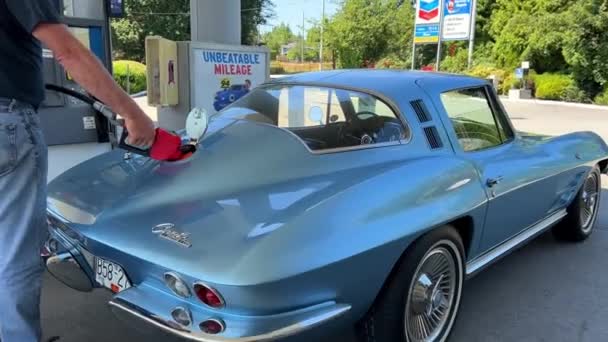 Man Fills His Corvette Light Blue Car Stands Gas Station — Vídeos de Stock