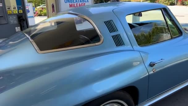 Man Fills His Corvette Light Blue Car Stands Gas Station — ストック動画