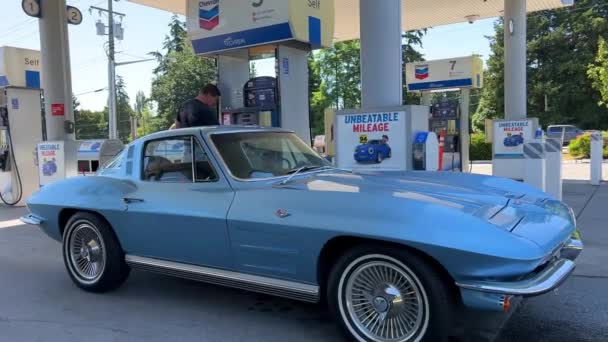Man Fills His Corvette Light Blue Car Stands Gas Station — Αρχείο Βίντεο