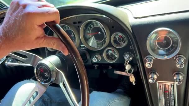 Old Retro Car Corvette Driving Road Man Holds His Hand — Αρχείο Βίντεο