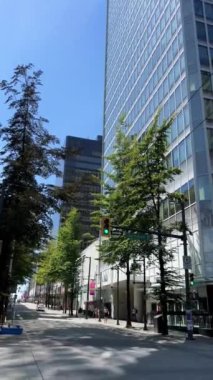 Vancouver Canada 'da sokak 07.2022 yüksek gökdelenler cam binalar yol ve şehir hayatı. Yüksek kaliteli FullHD görüntüler