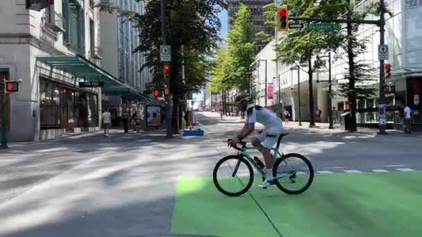 Cyclist Crosses Road Green Light Street Vancouver Canada 2022 High — Video