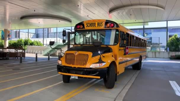 Yellow School Bus Stands Vancouver University Canada 2022 People Seen — Stok video