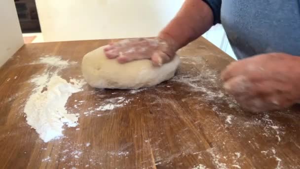 Yaşlı Bir Kadının Yaşlı Elleri Hamuru Yuvarlar Bir Şeyler Pişirir — Stok video