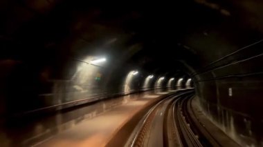 Surrey 'den Vancouver Canada' ya giden tünelde yavaş çekimde duvarların eski ve karanlık olduğunu görebilirsiniz. Bir korku filmi olabilir. Yüksek kalite 4k görüntü