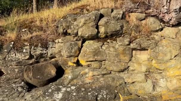 Wall Beach Nanoose Mountain Huge Stones Camera Swims Slowly Bottom — Video