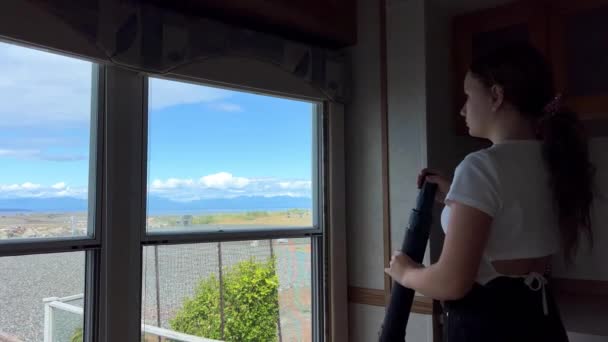 Teenager Girl Stands Trailer Room Looks Spyglass Pacific Ocean Looking — 비디오
