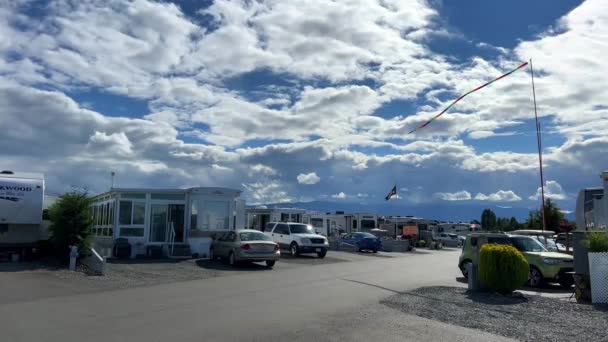 Κάμπινγκ Διακοπές Στρατόπεδα Ρυμουλκούμενα Πολλά Διαφορετικά Αυτοκίνητα Σπάσει Καθένα Έχει — Αρχείο Βίντεο