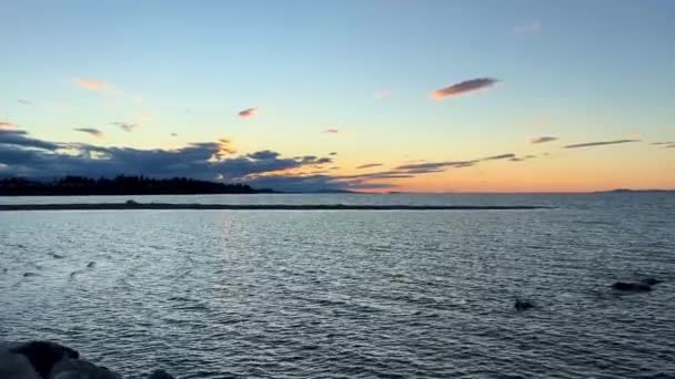 Sunset Ocean Horizon Mountains Far Visible Many Clouds Bright Colors — Vídeos de Stock