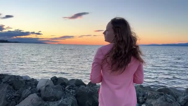 Sunset Ocean Horizon Mountains Far Visible Many Clouds Bright Colors — Vídeos de Stock