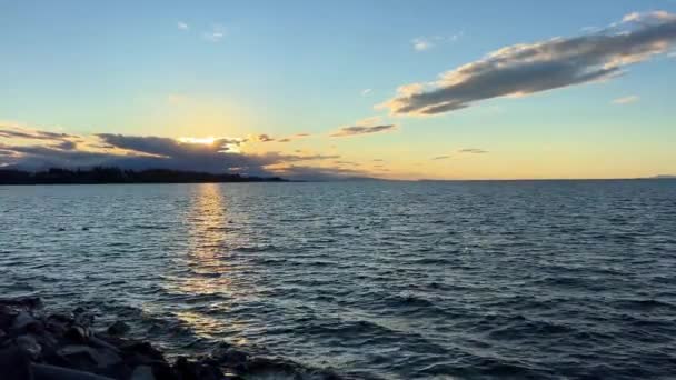 Sunset Ocean Horizon Mountains Far Visible Many Clouds Bright Colors — Stockvideo