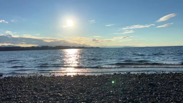 Sun Setting Stone Beach Reflections Sun Visible Water Pacific Ocean — Video Stock