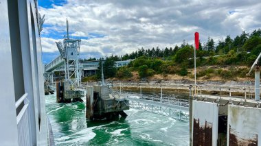 the ferry arrives from the coast of Canada to Vancouver Island, you can see the sea that seethes below on the side, the place of arrival, the Marine Station, now the cars will leave the ferry