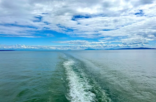 Trail Water Leaving Itself Ship Huge Liner Cruise Ship You — Photo