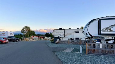 Parksville beach Surfside RV resort camping in trailers on the shores of the Pacific Ocean several trailers stand in a row next to them cars Montana trailer clipart