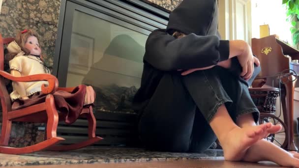 Προσβεβλημένη Έφηβη Που Κάθεται Δίπλα Στο Τζάκι Πόδια Σκυμμένα Και — Αρχείο Βίντεο