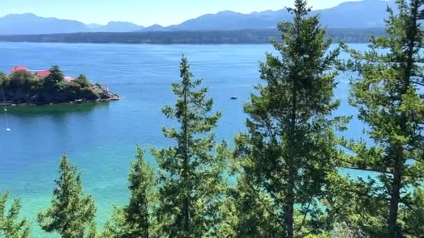 Невеликий Острів Хром Біля Острова Ванкувер Має Білі Будинки Червоними — стокове відео