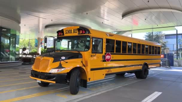 Yellow School Bus Stands Vancouver University Canada 2022 People Seen — ストック動画