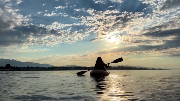 Teenage Girl Kayaking Sunset Pacific Ocean Only Silhouette Kayak Paddles — Vídeos de Stock