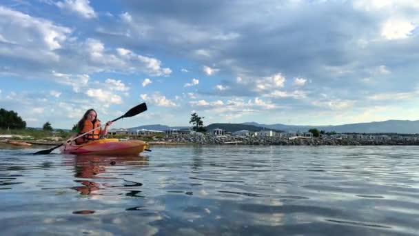 Teenage Girl Kayaking Sunset Pacific Ocean Only Silhouette Kayak Paddles — Vídeos de Stock