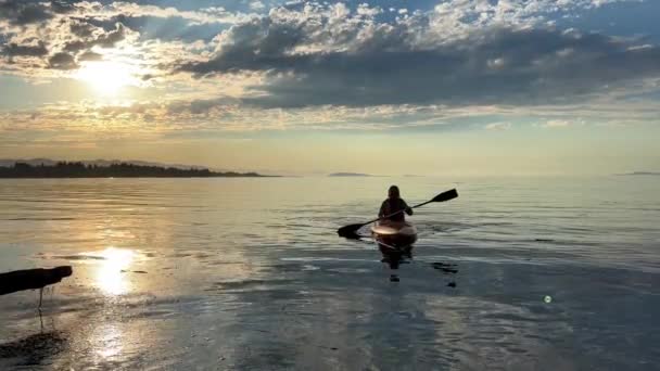 Adult Woman Sports Holiday She Paddles While Sitting Kayak Kayaking — Vídeos de Stock