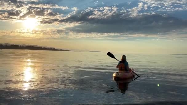 Adult Woman Sports Holiday She Paddles While Sitting Kayak Kayaking — Vídeos de Stock