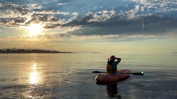 Adult Woman Sports Holiday She Paddles While Sitting Kayak Kayaking — Vídeos de Stock