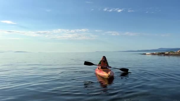 Teenage Girl Kayaking Sunset Pacific Ocean Only Silhouette Kayak Paddles — Vídeos de Stock