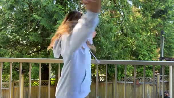 Девочка Подросток Люди Танцуют Радуются Новой Покупке Новой Победе Сообщение — стоковое видео