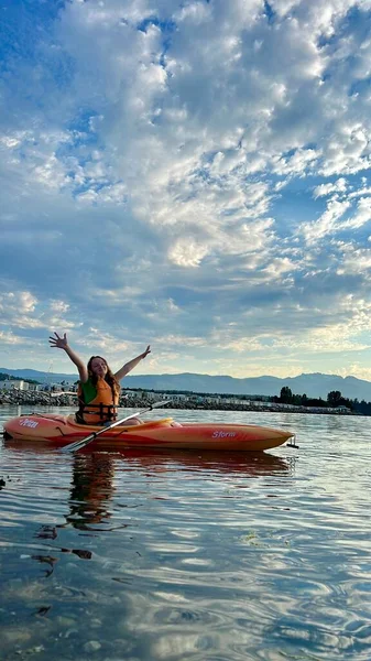 Teenage Girl Kayaking Sunset Pacific Ocean Only Silhouette Kayak Paddles — Foto de Stock