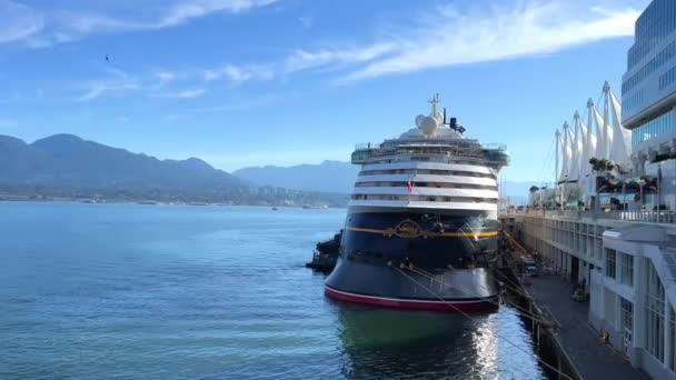 Vancouver Canada Silversea White Big Ship Disney Stands Vancouver Canada — Vídeos de Stock