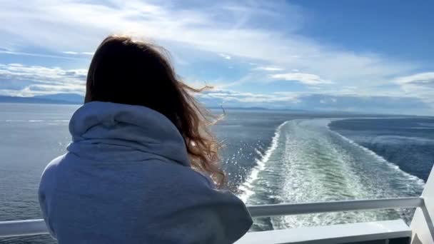 Teenage Girl Sails Away Liner She Looks Distance She Dressed — Vídeo de Stock
