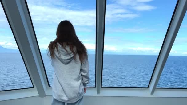 Teenage Girl Sails Away Liner She Looks Distance She Dressed — Stok video