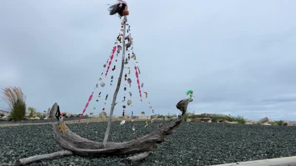 Handmade Ship Made Dry Branches Seashell Beads Pirate Flag Backdrop — Vídeo de stock