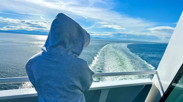 Teenage Girl Sails Away Liner She Looks Distance She Dressed — Stok fotoğraf