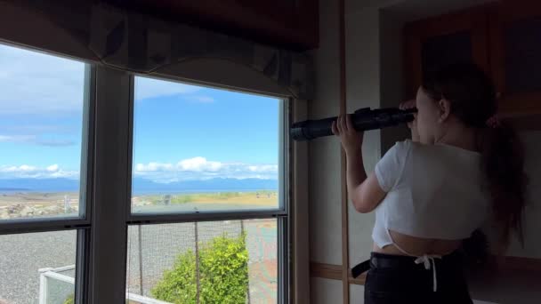 Teenager Girl Stands Trailer Room Looks Spyglass Pacific Ocean Looking — Stockvideo