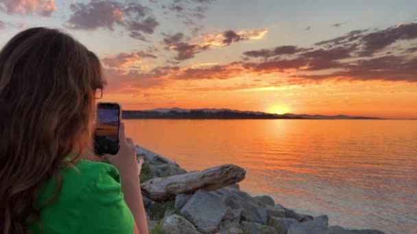 Meisje Teksten Rollen Met Behulp Van Sociale Media Telefoontoepassingen Avondrood — Stockvideo