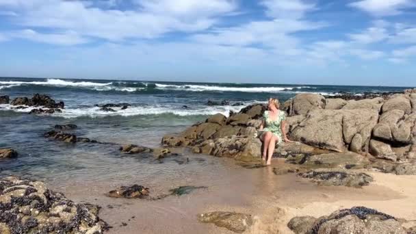 Женщина Ярком Платье Пляже Взрослая Женщина Большим Удовольствием Сидит Море — стоковое видео